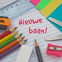 Nieuwe baan kaart met gekleurde potloden