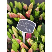 Bloemen met bordje daarop persoonlijke tekst