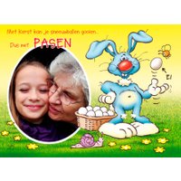 Vrolijke paashaas met mand vol eieren