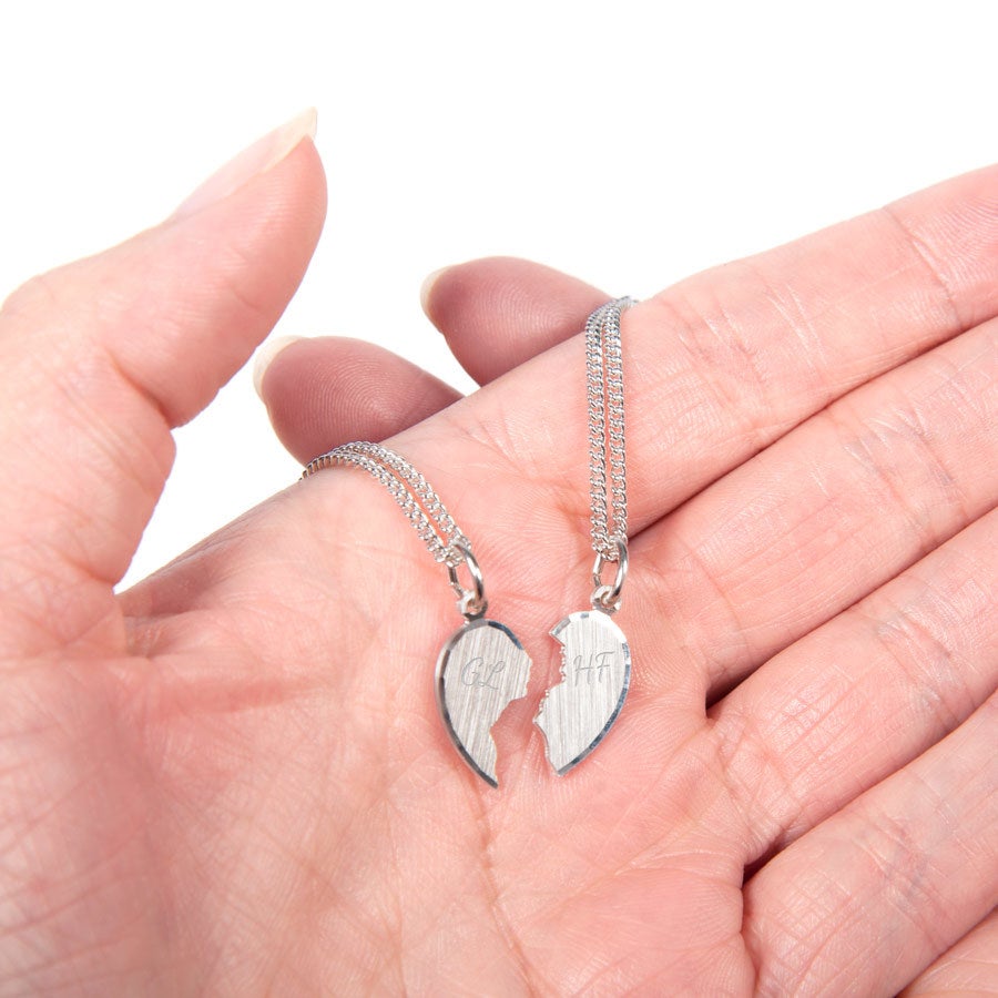Zilveren hanger graveren - Gebroken hart met initialen