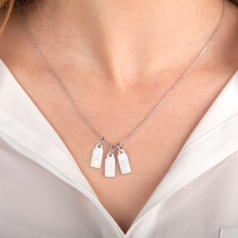 Ketting met initialen graveren - 3 plaatjes