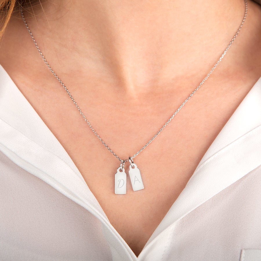 Ketting met initialen graveren - 2 plaatjes