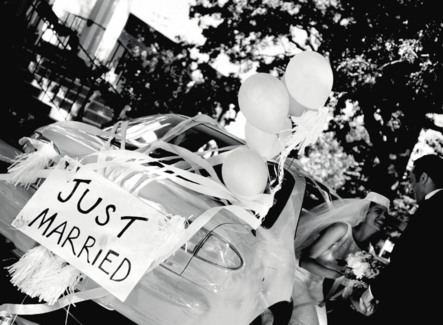 Trouwkaart met auto ballonnen en slingers